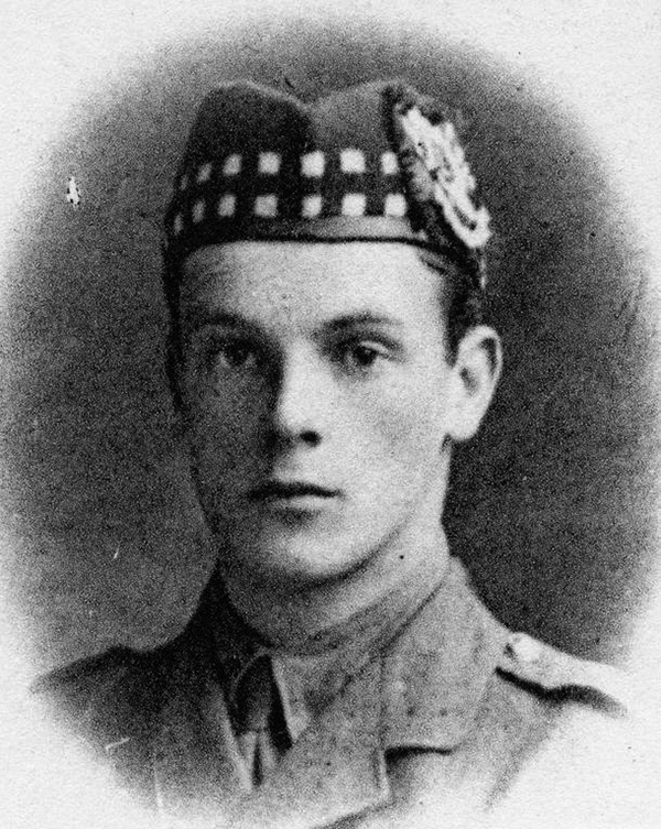 Lieutenant James Morrison LOW (1910) - Photo: © IWM (HU 124340) Lieutenant James Morrison LOW (1910) - Photo: © IWM (HU 124340)